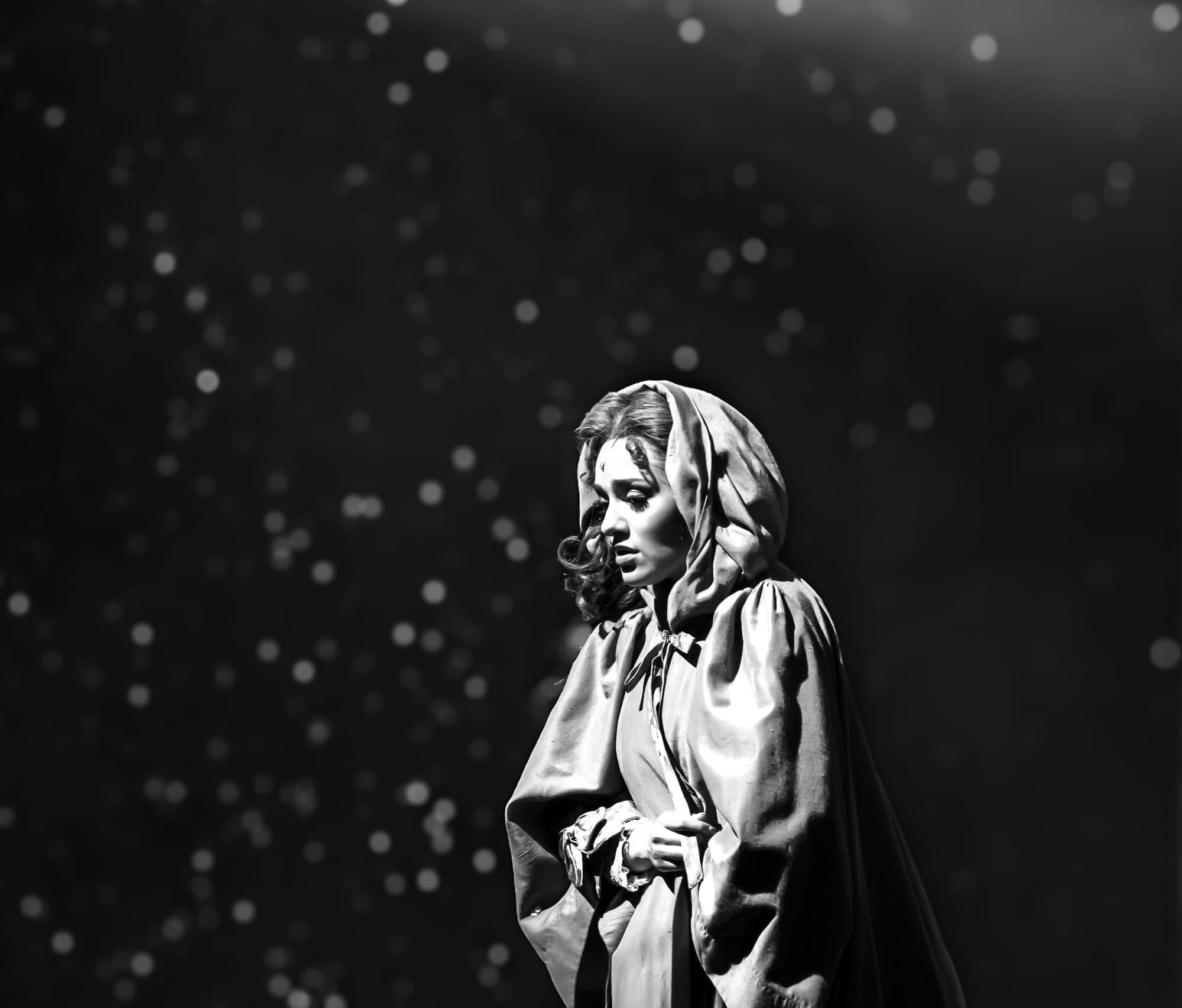 Christine Daaé en la escena del cementerio, en blanco y negro