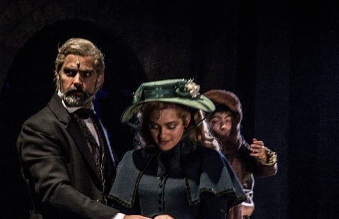 Lina de la Peña como Cosette en Les Misérables, en escena junto a Jean Valjean