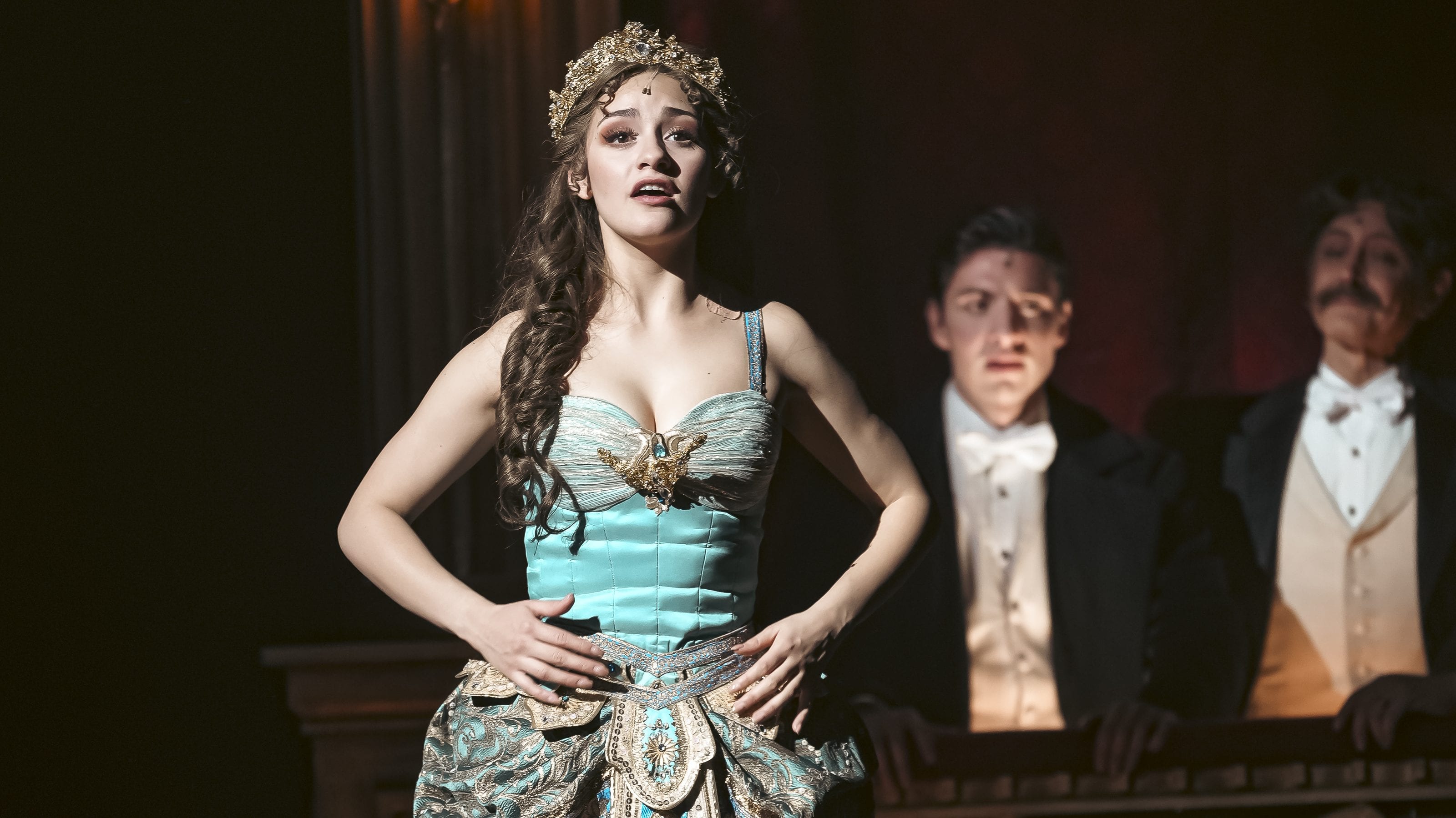 Christine Daaé con el vestuario de Il Muto en el palco del teatro