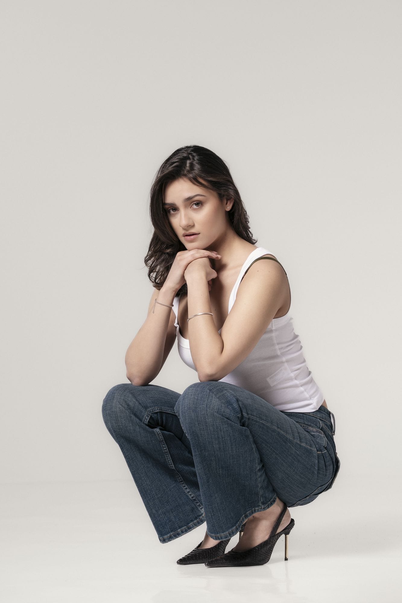 Retrato de casting en jeans sobre fondo liso