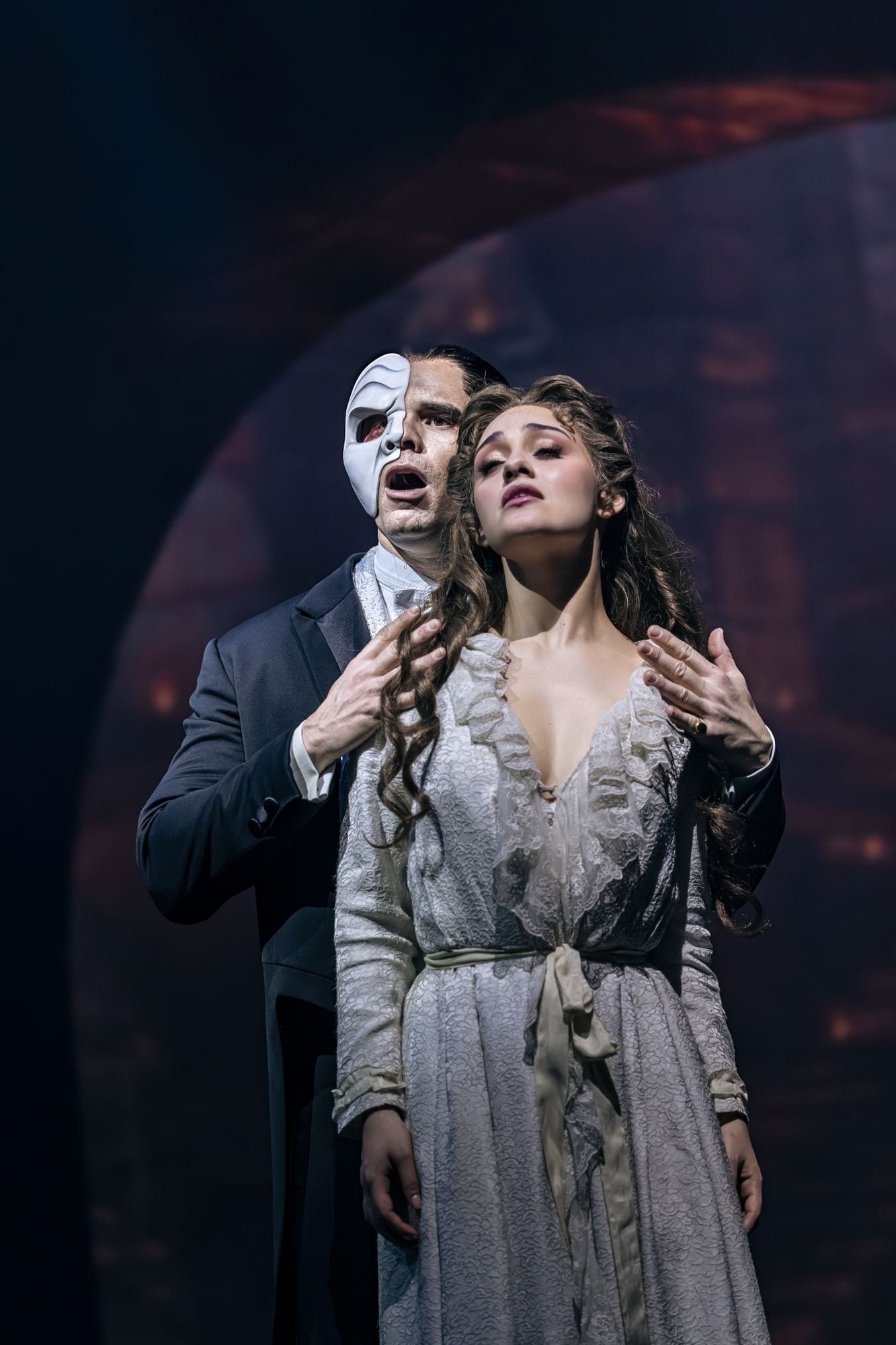 El Fantasma sostiene a Christine Daaé durante el dueto principal