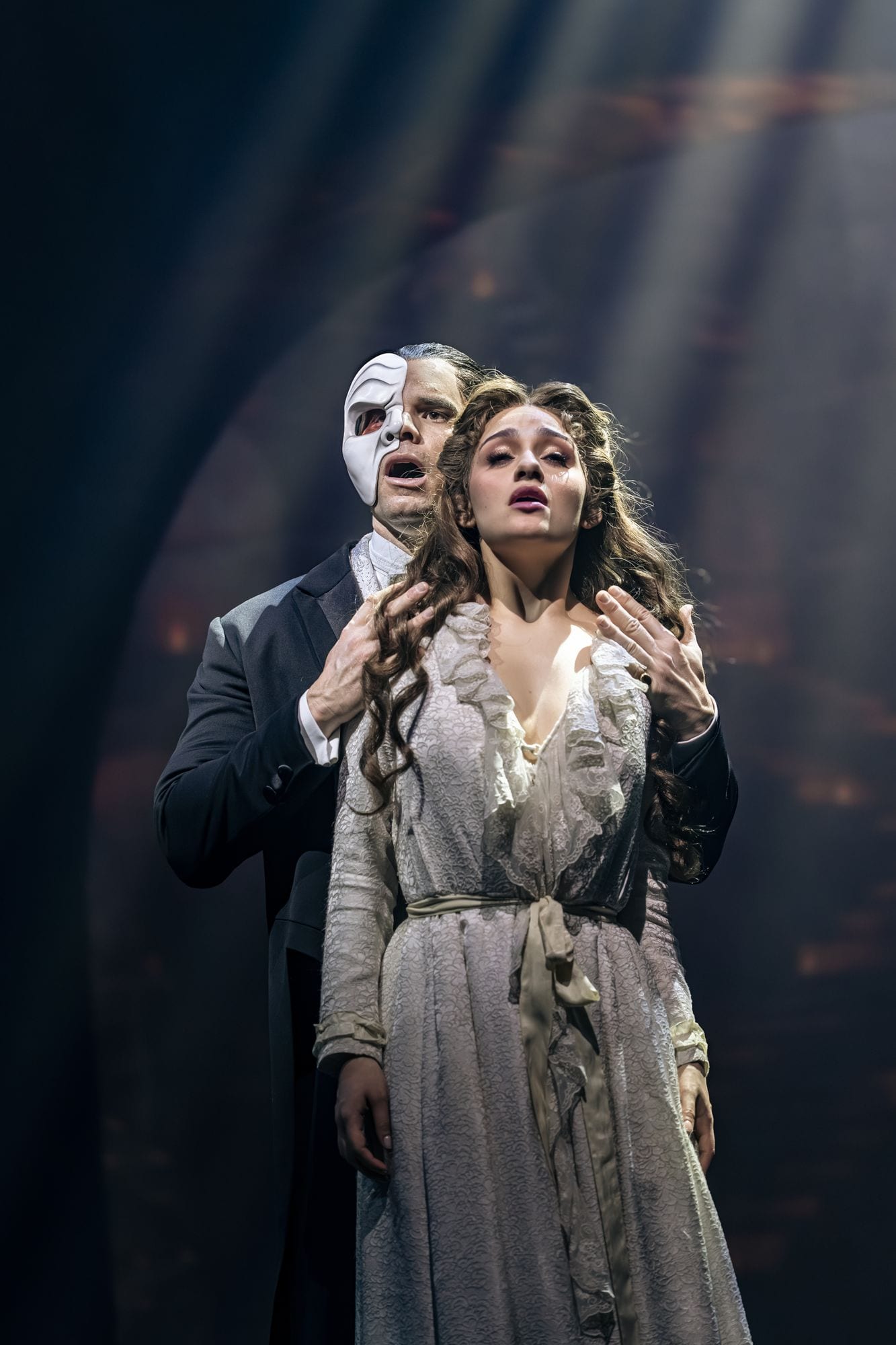 El Fantasma y Christine Daaé bajo haces de luz en el escenario