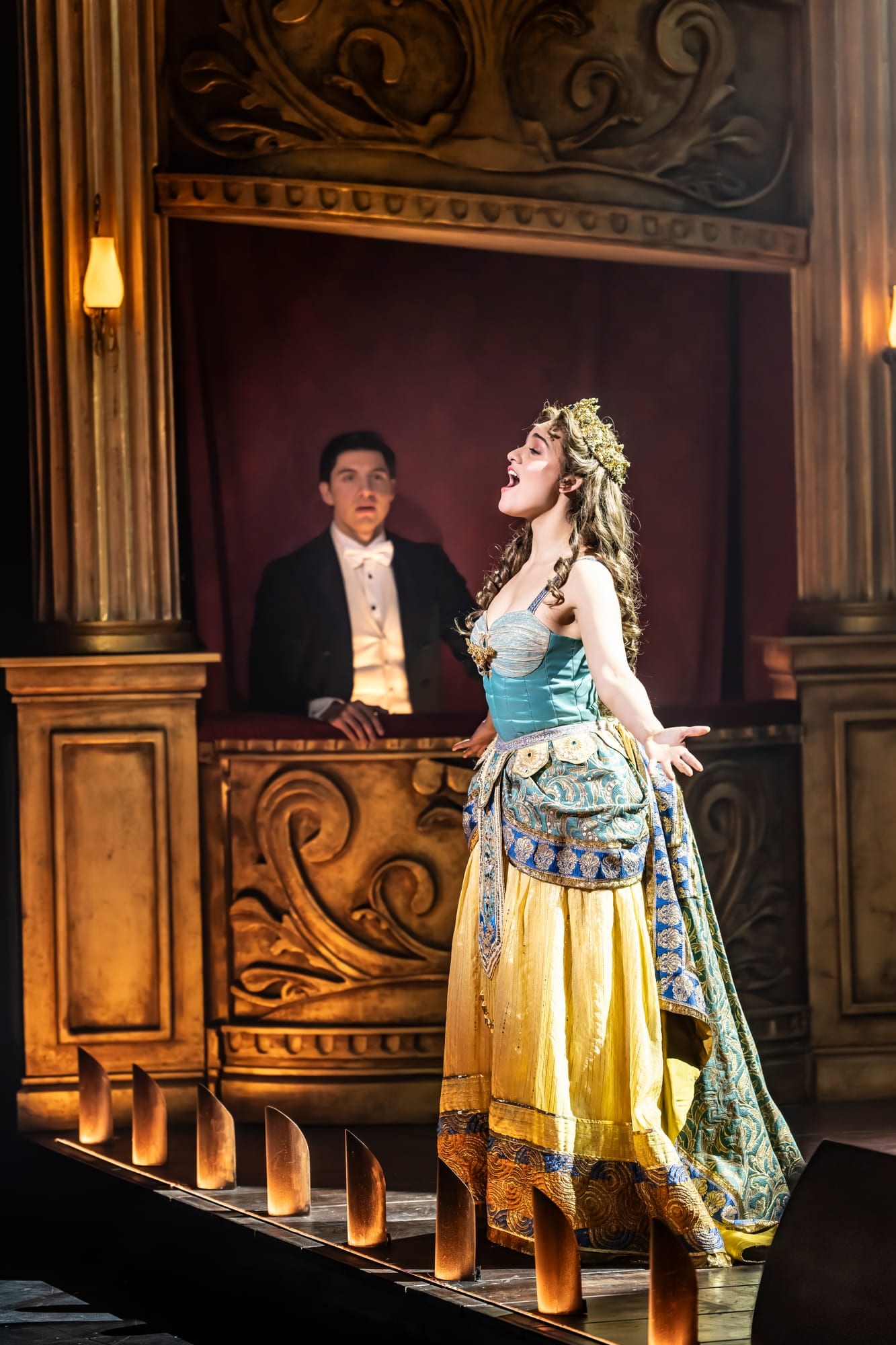 Christine Daaé en la escalinata de El Fantasma de la Ópera