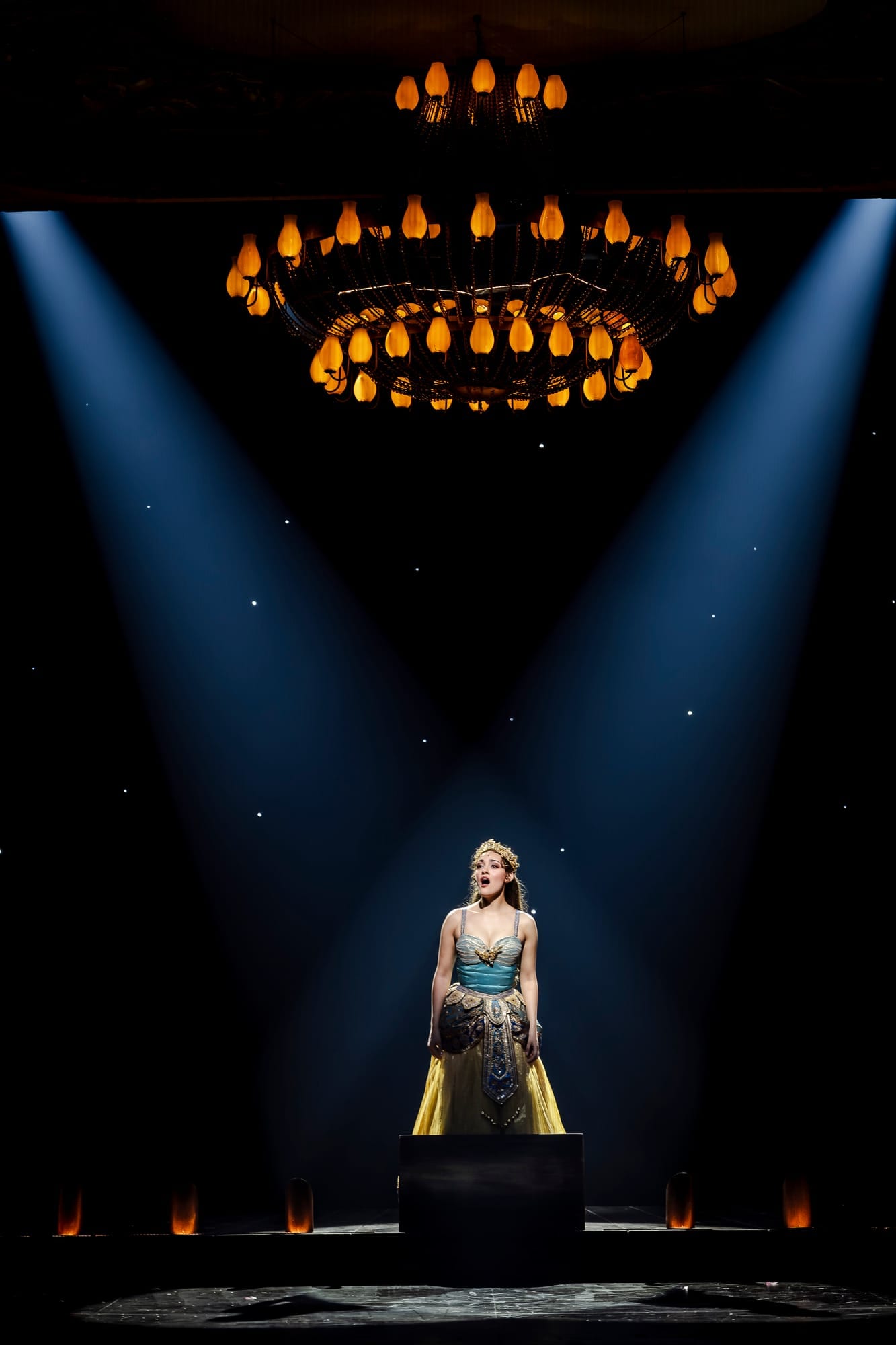 Christine Daaé en el escenario bajo el candelabro de El Fantasma de la Ópera