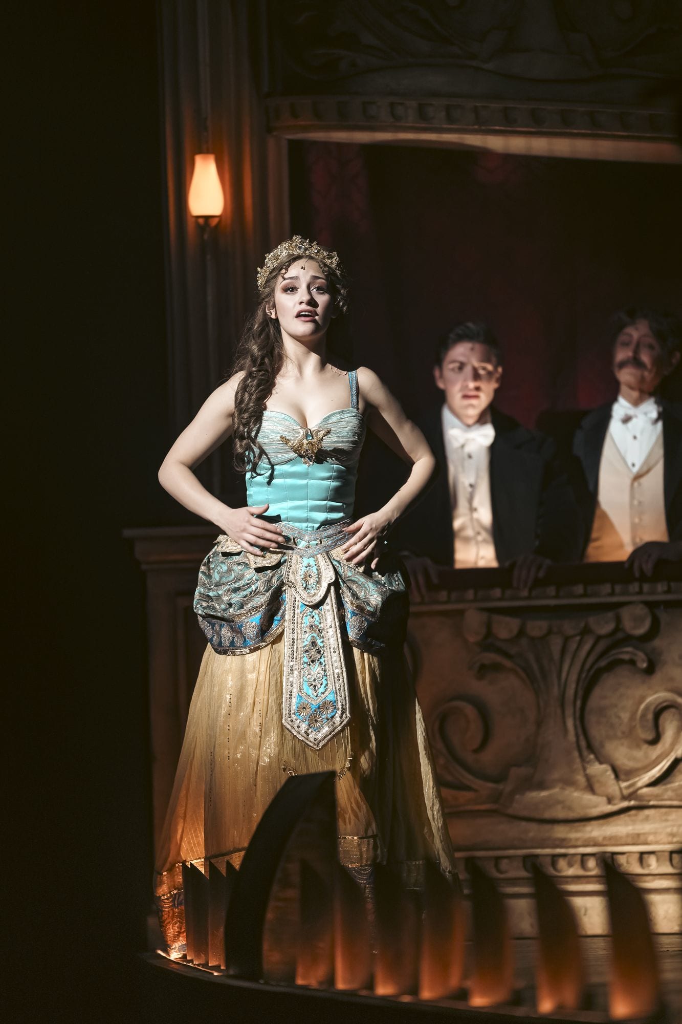 Christine Daaé con el vestuario de Il Muto en el palco del teatro