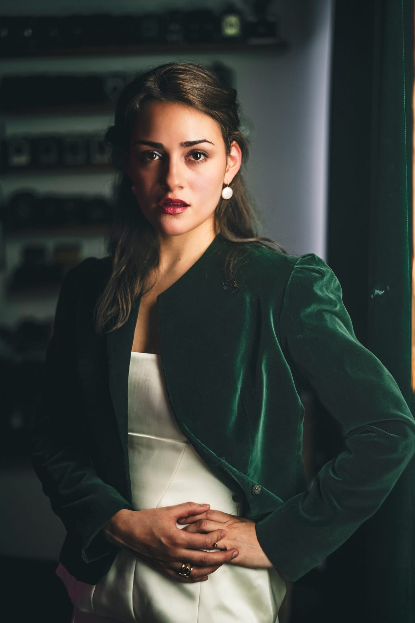 Sesión de retrato con saco de terciopelo verde